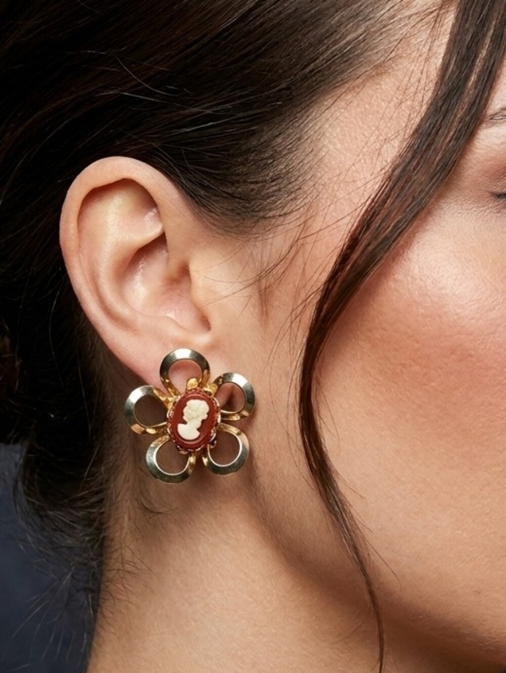 VTG 50s Gold Tone Cameo Flower Post Earrings 1”